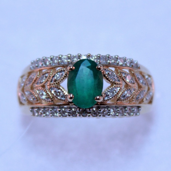 Кольцо из красного золота с изумрудом и бриллиантами